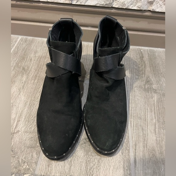 Urge booties Black suede with strap size 38/ 7.5 -8 - Picture 6 of 11